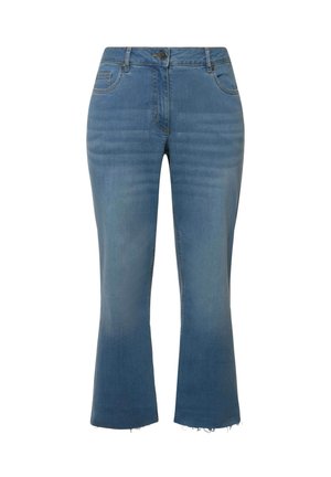 Blegnede blå denimjeans med et cropped, flared design, der har en lynlås, fem lommer og en fransede kant nederst.