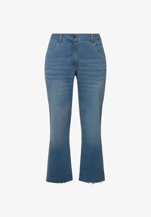 Blegnede blå denimjeans med et cropped, flared design, der har en lynlås, fem lommer og en fransede kant nederst.