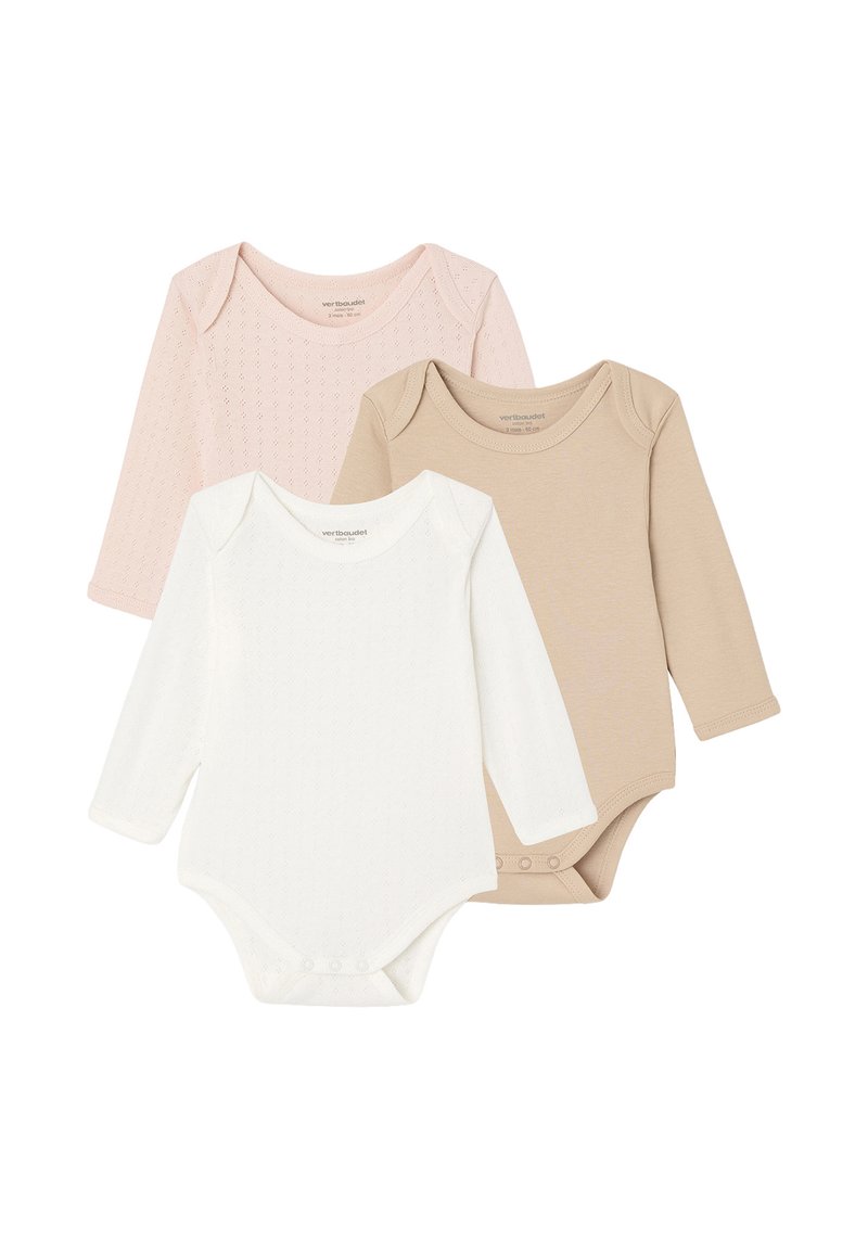 Drei Langarm-Bodysuits in Pink, Weiß und Beige, aus einem strukturierten Stoff mit Druckknöpfen am unteren Ende für ein einfaches Ankleiden.
