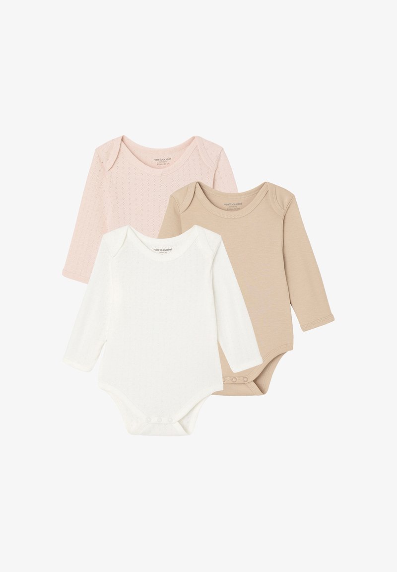Drei Langarm-Bodysuits in Pink, Weiß und Beige, aus einem strukturierten Stoff mit Druckknöpfen am unteren Ende für ein einfaches Ankleiden.
