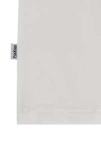 Hvit bomullsstoff med en glatt tekstur, med et lite blått merke merket "Pooki" i kanten, pent svingt i bunnen.
