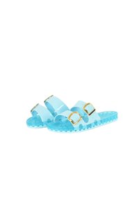 Sandalias de color azul claro con dos correas ajustables y hebillas doradas, que cuentan con una suela texturizada para mayor agarre y una plantilla acolchada.