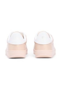 Φωτεινά ροζ αθλητικά παπούτσια με γυαλιστερό φινίρισμα, λευκές λε πτομέρειες στη φτέρνα, επένδυση στον αστράγαλο και υφασμένη λαστιχένια σόλα. Απλό λογότυπο στο πίσω μέρος.