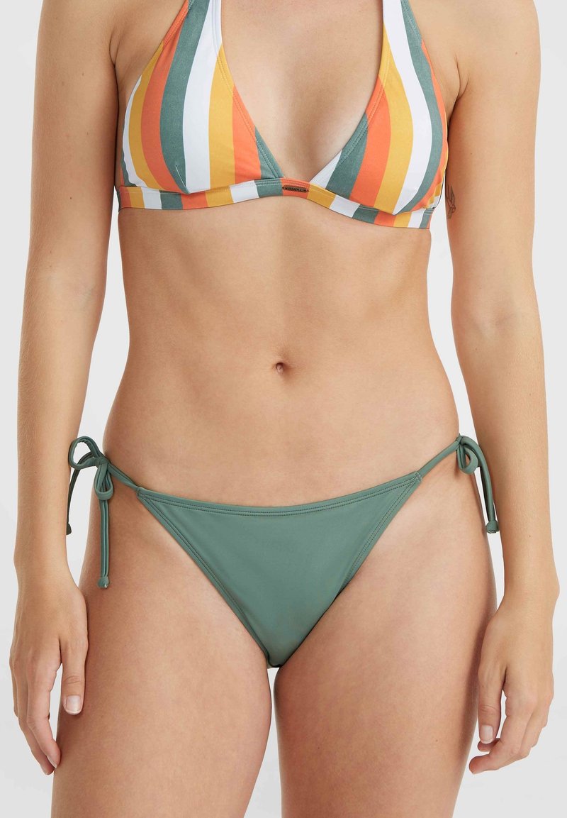 Triangular bikini zgornji del z večbarvnimi črtami (oranžno, rumeno, zeleno) in zelenim trikotnim spodnjim delom z nastavljivimi vezalkami ob straneh.
