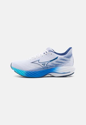 Zapatilla deportiva blanca con parte superior de malla transpirable, acentos azules y una suela degradada que pasa de azul a blanco. Presenta un cierre estándar con cordones.