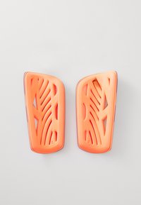 Pomarańczowe plastikowe wkładki do butów z wzorzystym deseniem, zawierające rowki i wycięcia. Na podeszwach widoczne są identyfikatory lewej i prawej wkładki.