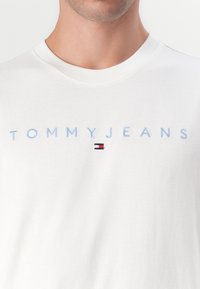 Tommy Jeans LINEAR LOGO TEE - Osnovna majica kratkih rukava - ecru multi