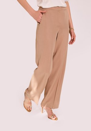 - Spodnie materiałowe