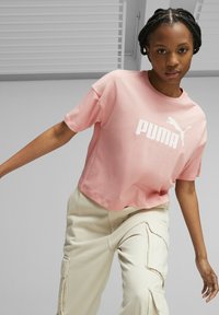 Puma CROPPED LOGO TEE - Apdrukāts T-krekls - peach smoothie