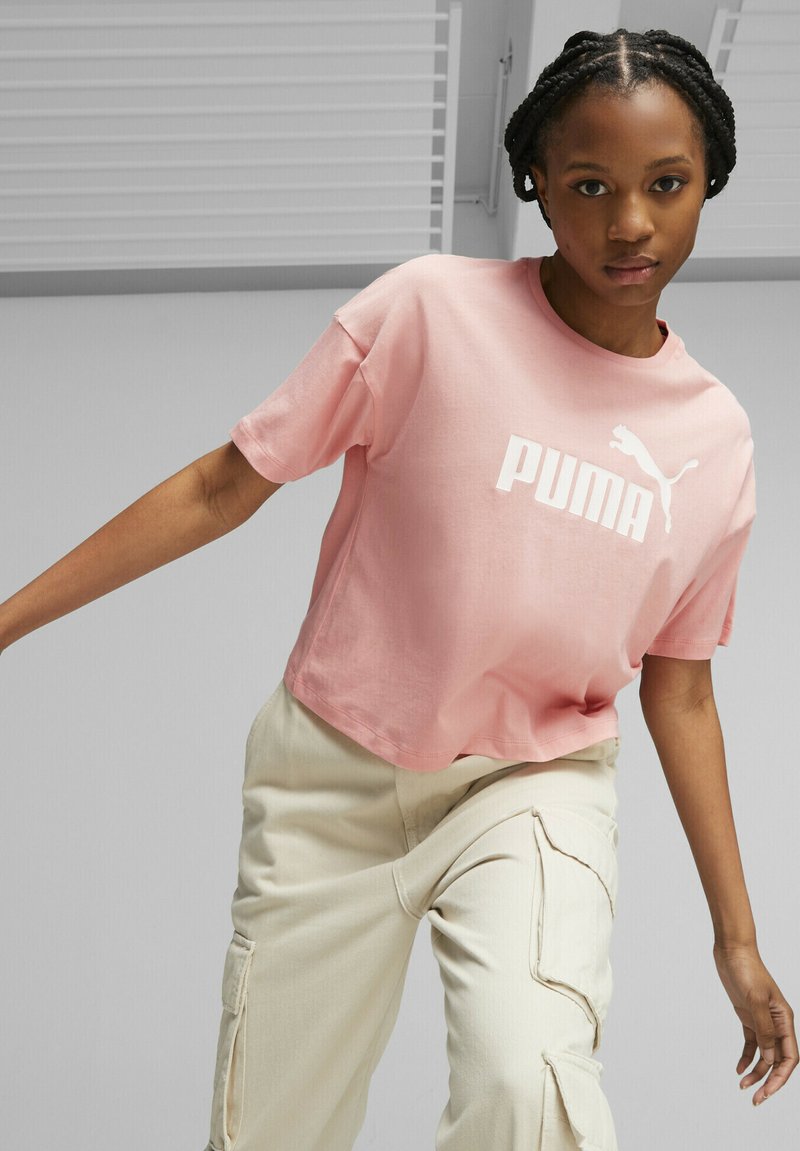 Puma CROPPED LOGO TEE - Apdrukāts T-krekls - peach smoothie