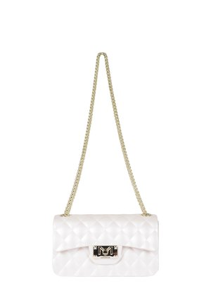 Borsa a tracolla in pelle trapuntata bianca con tracolla a catena dorata e chiusura rettangolare dorata con logo "M" sulla patta frontale.