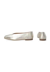 Metallic zilveren balletschoenen met een spitse neus, een gladde textuur en een minimalistisch ontwerp. Slanke, lage hak met een houten zool.