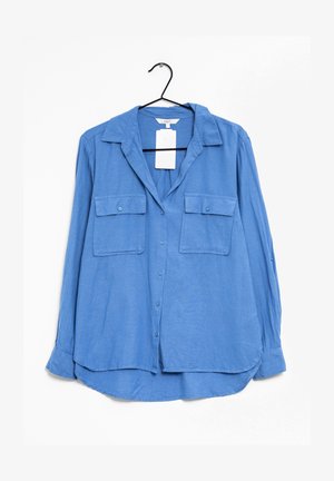 Niebieska koszula z długim rękawem, wykonana z lekkiego materiału, z kołnierzykiem, zapięciem na guziki z przodu oraz dwiema kieszonkami na piersi z klapami.