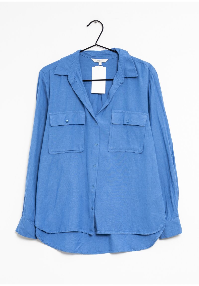 Camisa azul de manga larga hecha de tejido ligero, con collar, cierre de botones en la parte delantera y dos bolsillos en el pecho con solapas.