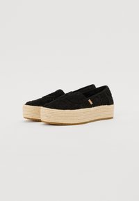Čierne tkané textilné topánky na slip-on s platformou vyrobenou z prírodnej juty. Okrúhla špička a štruktúrovaný zvršok s hladkým podšívkou.
