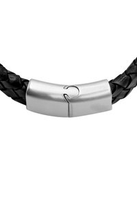 Schwarzes geflochtenes Lederarmband mit einem glatten, silberfarbenen Metallverschluss mit einem Ausschnitt für einen sicheren Verschluss.