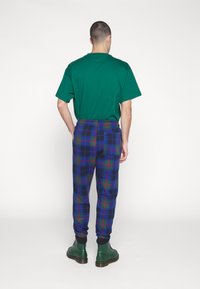 Jordan M J ESS HOL FLC PANT - Jogginghose - noble green