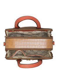 Sac à main tan avec un motif crocodile texturé, poignées orange, doubles compartiments zippés et un intérieur beige à motif.