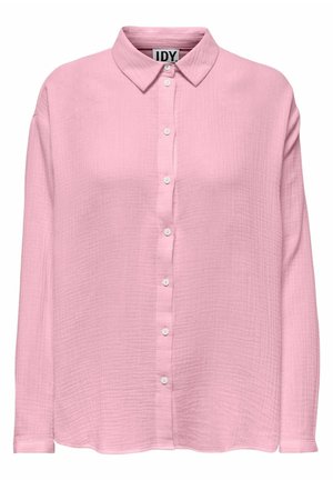 Camisa de manga larga color rosa claro con botones en la parte delantera, cuello puntiagudo, tejido texturizado y botones blancos en la parte delantera.
