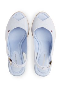 Ανοιχτό μπλε καμβά πλατφόρμες με σχέδιο σταυρωτού λουριού, στρογγυλή ανοιχτή μύτη και υφασμένη σόλα εσπαντρίγιας. Διαθέτουν μεταλλικό πόμολο.