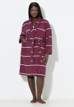 Peignoir bordeaux avec des rayures blanches, fabriqué en tissu éponge doux, doté de manches longues, d'une ceinture, d'un col châle et de deux poches avant.