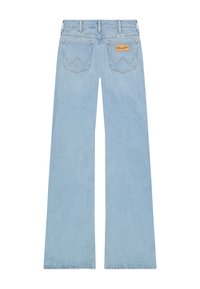 Φορώντας τζιν Wrangler ανοιχτού γαλάζιου χρώματος με φαρδιά πόδια, δύο πίσω τσέπες και ένα καφέ δερμάτινο σήμα της μάρκας στην δεξιά τσέπη.