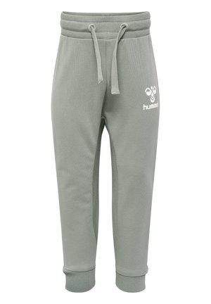 Lichtgroene joggingbroek met een trekkoord in de taille, zachte textuur, geribde boorden en een wit "hummel" logo op de voorkant. Geen zichtbare zakken.