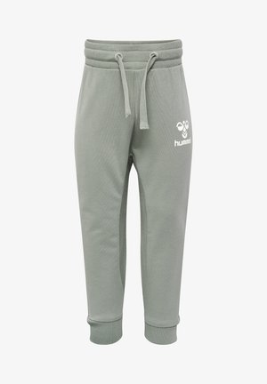 Ljusgröna sweatpants med dragsko i midjan, mjukt material, ribbade muddar och en vit "hummel"-logotyp på framsidan. Inga synliga fickor.