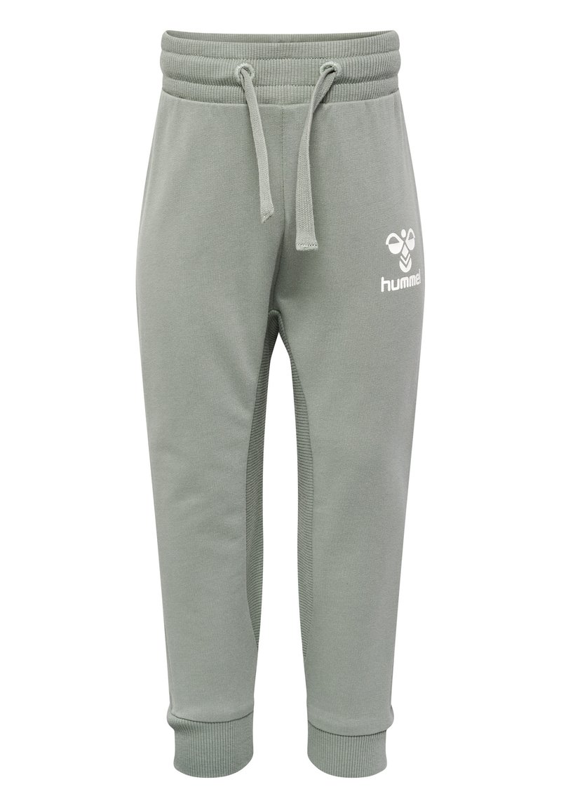 Lichtgroene joggingbroek met een trekkoord in de taille, zachte textuur, geribde boorden en een wit "hummel" logo op de voorkant. Geen zichtbare zakken.