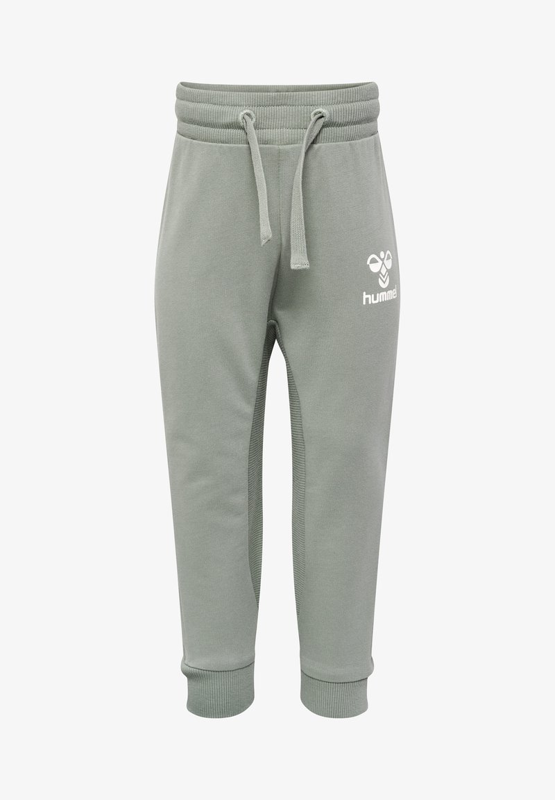 Lichtgroene joggingbroek met een trekkoord in de taille, zachte textuur, geribde boorden en een wit "hummel" logo op de voorkant. Geen zichtbare zakken.