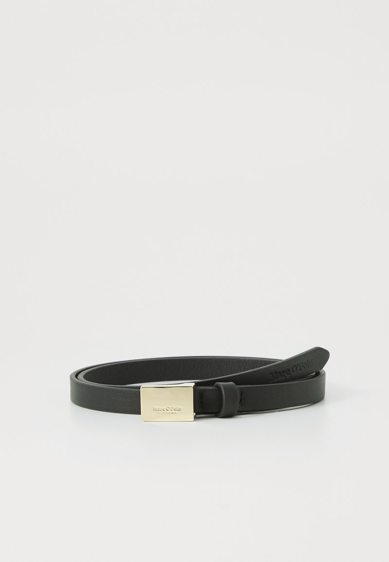 Ceinture en cuir noir avec une texture lisse, présentant une boucle rectangulaire en métal doré et un logo embossé sur le passant.