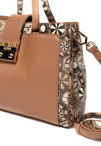 Borsa a mano in pelle marrone con lati a motivo geometrico, chiusura e hardware in tonalità oro, e tracolla abbinata removibile.