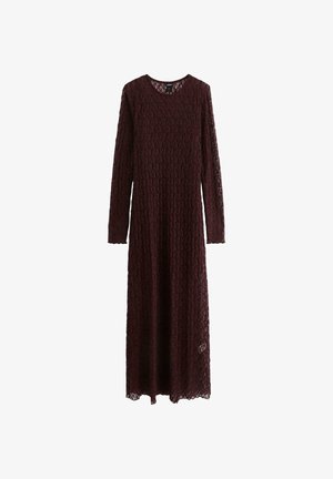 Lungo abito bordeaux in pizzo, con scollatura rotonda e maniche lunghe, caratterizzato da un motivo intricato su tutto il tessuto.