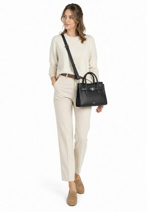 AIGNER, FARAH UMHÄNGETASCHE M LEDER 28 CM - Bolso de mano - black