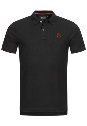 Schwarzes Polo-Shirt aus Baumwolle mit einem roten gestickten Logo auf der linken Brust, einer Drei-Knopf-Leiste und kurzen Ärmeln.