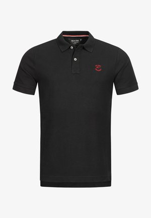 Schwarzes Polo-Shirt aus Baumwolle mit einem roten gestickten Logo auf der linken Brust, einer Drei-Knopf-Leiste und kurzen Ärmeln.
