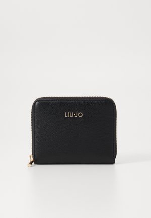 Portafoglio in pelle nera con finitura testurizzata, chiusura con zip e logo del marchio in tono oro sul fronte. Design compatto con bordi arrotondati.