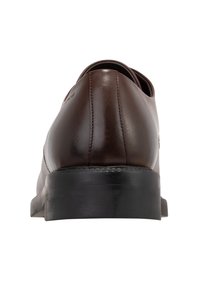 Scarpa da cerimonia in pelle marrone con finitura liscia, punta tonda, dettagli di cucitura sottili e tacco nero lucido basso.