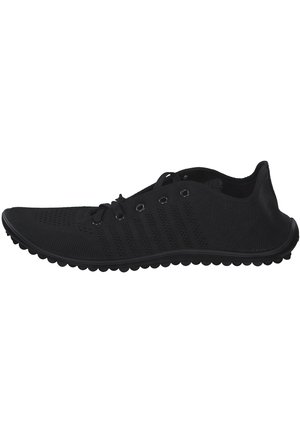 Schwarze Sportschuhe mit einem atmungsaktiven Strickobermaterial, das ein schlankes Design, Schnürverschluss und eine strukturierte Gummi-Außensohle mit kleinen Griffen aufweist.