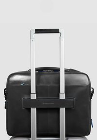 Borsa per laptop in pelle nera con manico trolley in alluminio argento, dotata di una tasca orizzontale con zip e un accento blu. Texture liscia e linee pulite.