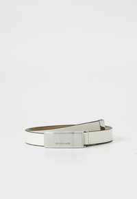 Curea albă din piele cu un design elegant, având o preașă rectangulară argintie gravată cu "MICHAEL KORS" și o textură netedă.
