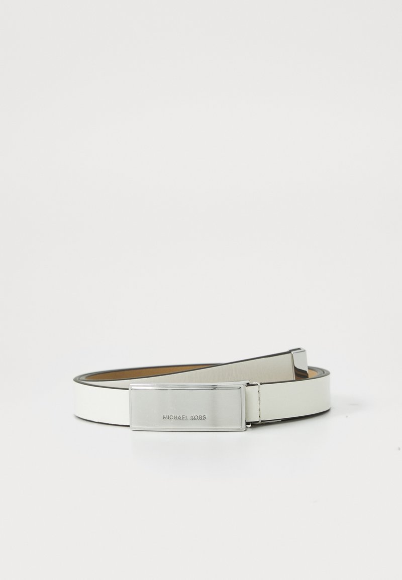 Curea albă din piele cu un design elegant, având o preașă rectangulară argintie gravată cu "MICHAEL KORS" și o textură netedă.
