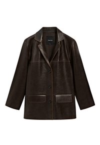 Bruine leren jas met een gekartelde revers, twee voorzakken en een zwarte knoopsluiting. Voorzien van contrasterende stiksels en een boxy pasvorm.