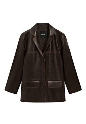 Bruine leren jas met een gekartelde revers, twee voorzakken en een zwarte knoopsluiting. Voorzien van contrasterende stiksels en een boxy pasvorm.