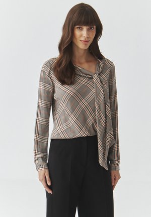 Geruite blouse in tinten van beige, oranje en zwart met een strikdetail bij de hals; lange mouwen met een smalle manchette; zachte stoftextuur.