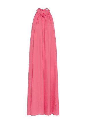 Robe rose sans manches, longue jusqu'au sol, avec un col haut froncé et une petite décoration en forme de rose au niveau du col.