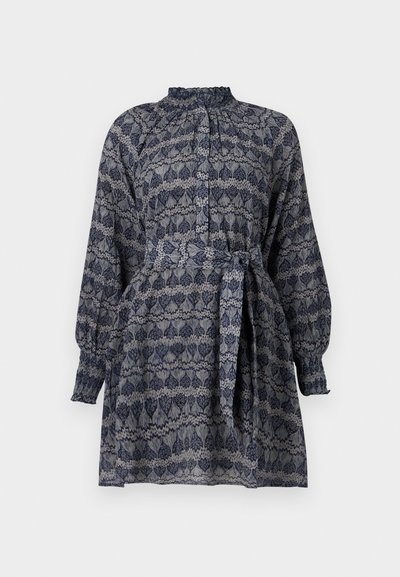Laisvai krentanti tamsiai mėlyna su gėlių raštu suknelė, su surištu aukštu kaklu, ilgomis rankovėmis ir surišta juosmens detale. Lengva, permatoma medžiaga.