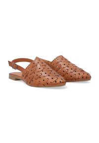 Bruine leren slingback schoenen met uitsparingspatronen, puntige neus, lage hak en verstelbare enkelband. Zachte textuur met gedetailleerde accenten.