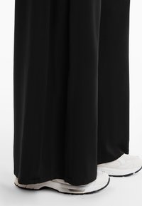 OYSHO SOFT-TOUCH WIDE LEG SIDE-PLEATED - Pantaloni - black