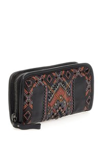 Portafoglio in pelle nera con un fronte testurizzato e decorato da un ricamo geometrico nei toni del rosso, arancione e grigio. Chiusura con zip.